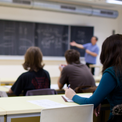 Académico y alumnos en clases