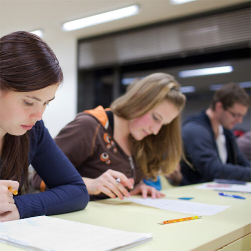 Estudiantes en examen