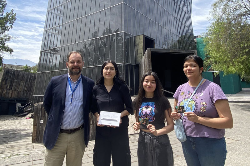 ganadoras del concurso y subdirector, frente a edificio DI.